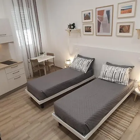 Blanc - Monolocali Indipendenti Con Cucina E Bagno Privato - Check-in E Check-out Con Codice In Autonomia H24 - Terrazza In Comune Necessario Avere Wathsapp O App Di Messaggistica Istantanea Per Foto E Video Апартаменты Гуспини