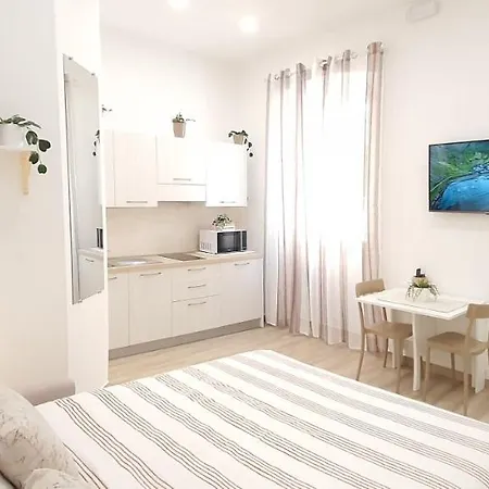 Apartamento Blanc - Monolocali Indipendenti Con Cucina E Bagno Privato - Check-in E Check-out Con Codice In Autonomia H24 - Terrazza In Comune Necessario Avere Wathsapp O App Di Messaggistica Istantanea Per Foto E Video