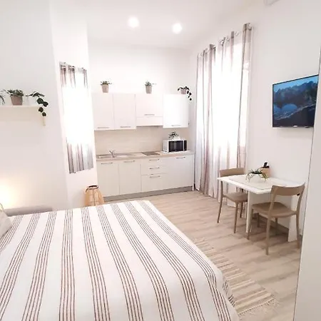 Blanc - Monolocali Indipendenti Con Cucina E Bagno Privato - Check-in E Check-out Con Codice In Autonomia H24 - Terrazza In Comune Necessario Avere Wathsapp O App Di Messaggistica Istantanea Per Foto E Video Apartamento *