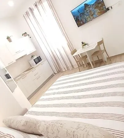 Apartamento Blanc - Monolocali Indipendenti Con Cucina E Bagno Privato - Check-in E Check-out Con Codice In Autonomia H24 - Terrazza In Comune Necessario Avere Wathsapp O App Di Messaggistica Istantanea Per Foto E Video