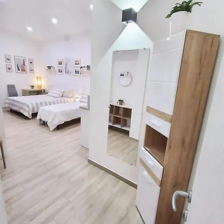 Apartamento Blanc - Monolocali Indipendenti Con Cucina E Bagno Privato - Check-in E Check-out Con Codice In Autonomia H24 - Terrazza In Comune Necessario Avere Wathsapp O App Di Messaggistica Istantanea Per Foto E Video